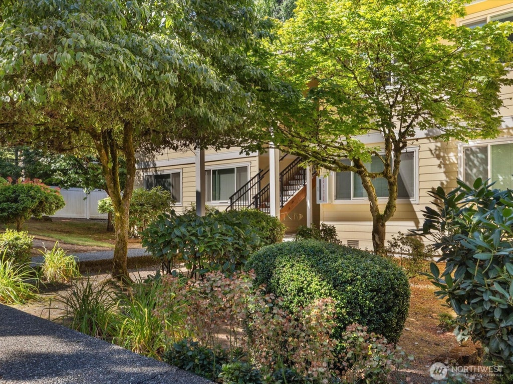 Photo of 14601 NE 50th Place #E6, Bellevue, WA 98007 (MLS # 2550755)