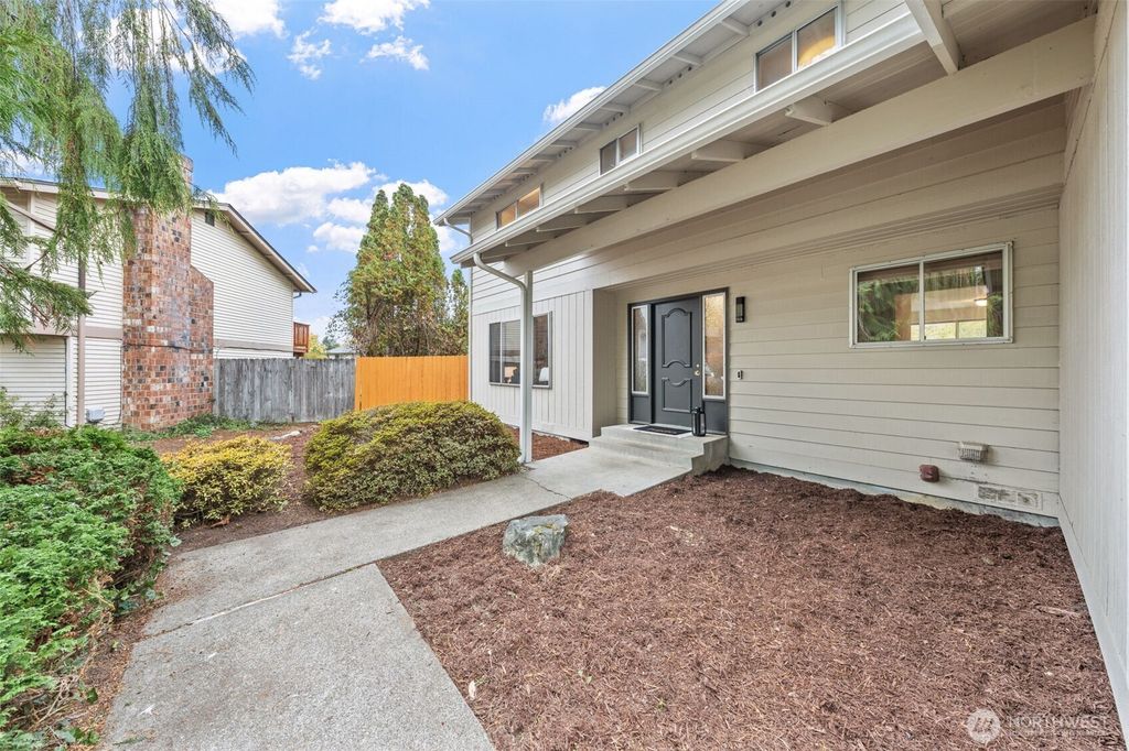 Photo of 1636 Jefferson Court SE, Renton, WA 98058 (MLS # 2445318)