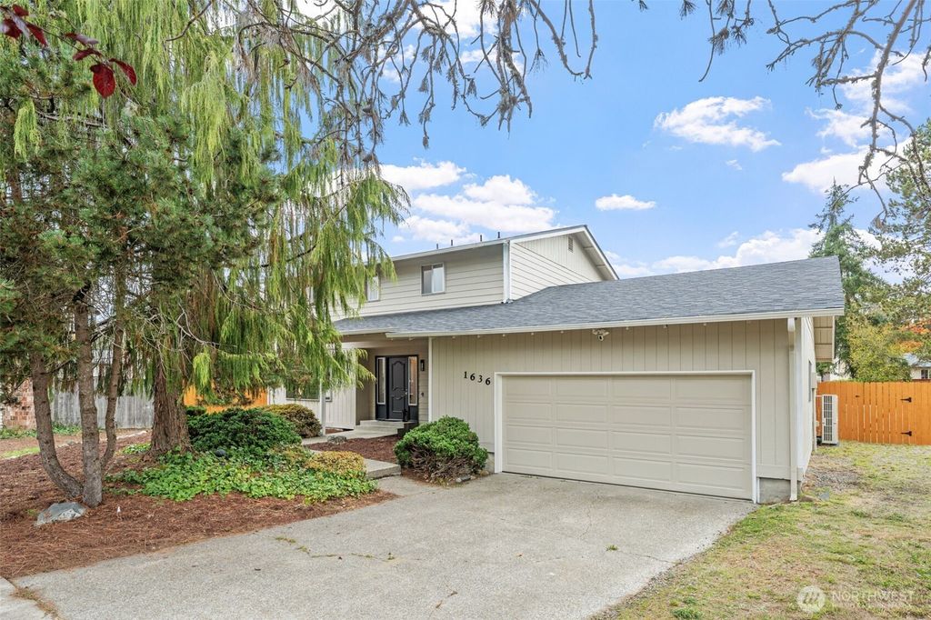 Photo of 1636 Jefferson Court SE, Renton, WA 98058 (MLS # 2445318)