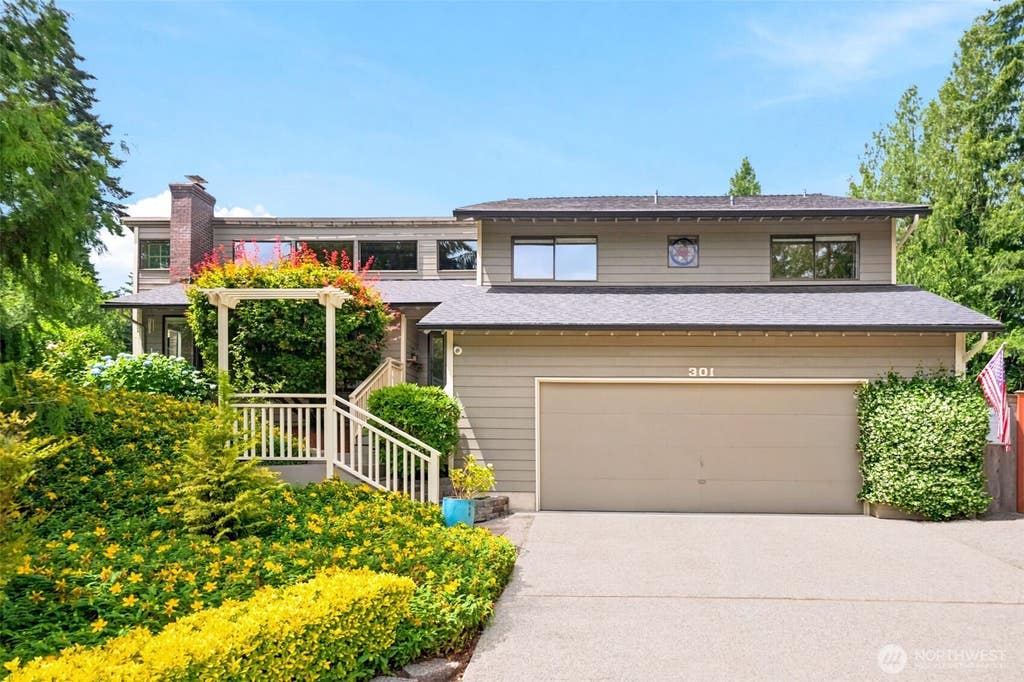 Photo of 301 128TH Avenue NE, Bellevue, WA 98005 (MLS # 2544649)