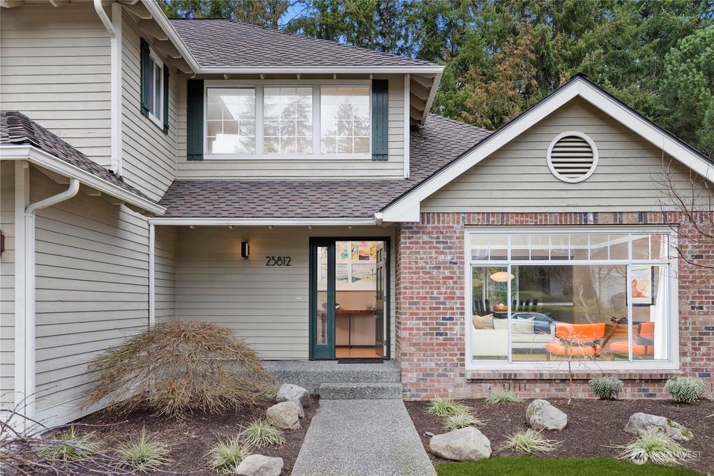 Photo of 23812 SE 40th Place, Sammamish, WA 98029 (MLS # 2035250)