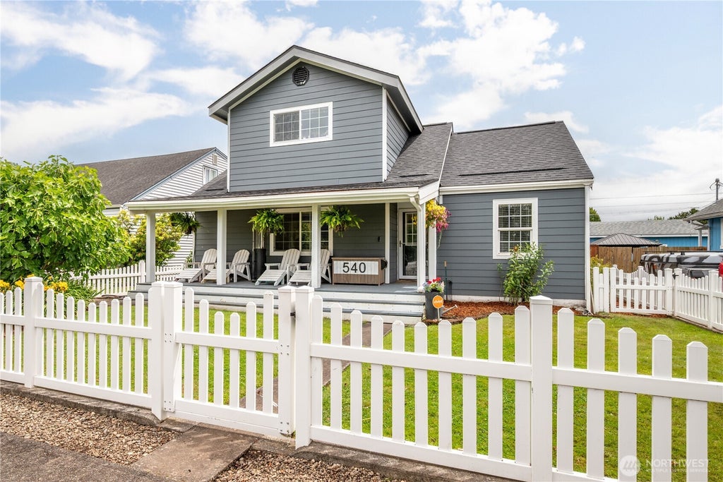 Photo of 540 22nd Avenue, Longview, WA 98632 (MLS # 2548158)