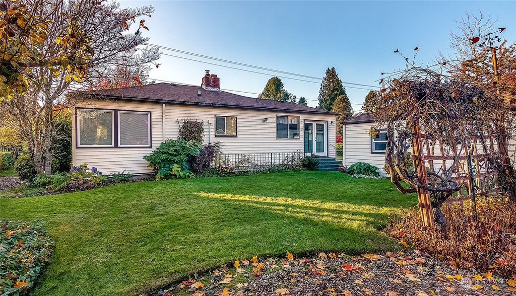 Photo of 11240 26th Avenue SW, Burien, WA 98146 (MLS # 2179440)