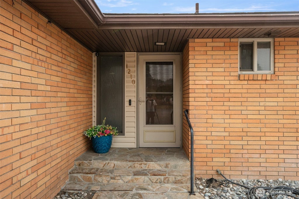 Photo of 1210 N Ashland Avenue, East Wenatchee, WA 98802 (MLS # 2560701)