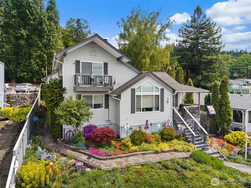 Photo of 38 SE Washington Street, Chehalis, WA 98532 (MLS # 2524561)