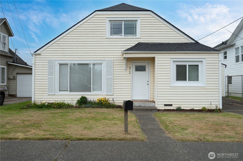 Photo of 912 1st Street, Hoquiam, WA 98550 (MLS # 2514356)