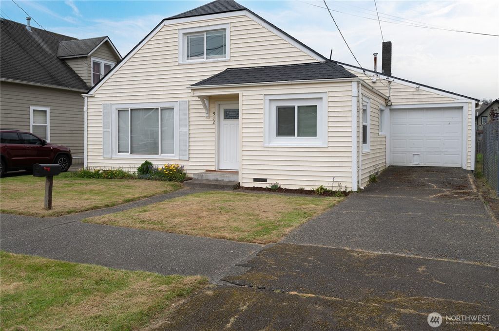 Photo of 912 1st Street, Hoquiam, WA 98550 (MLS # 2514356)