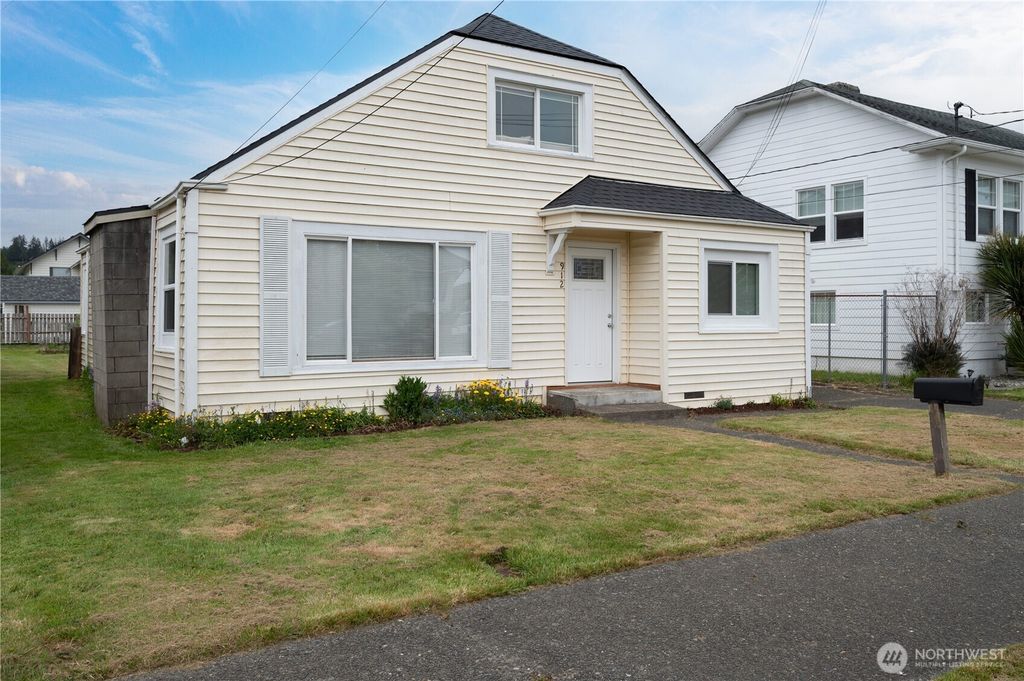 Photo of 912 1st Street, Hoquiam, WA 98550 (MLS # 2514356)