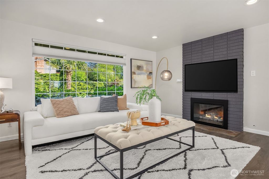 Photo of 671 152nd Avenue NE, Bellevue, WA 98007 (MLS # 2349039)