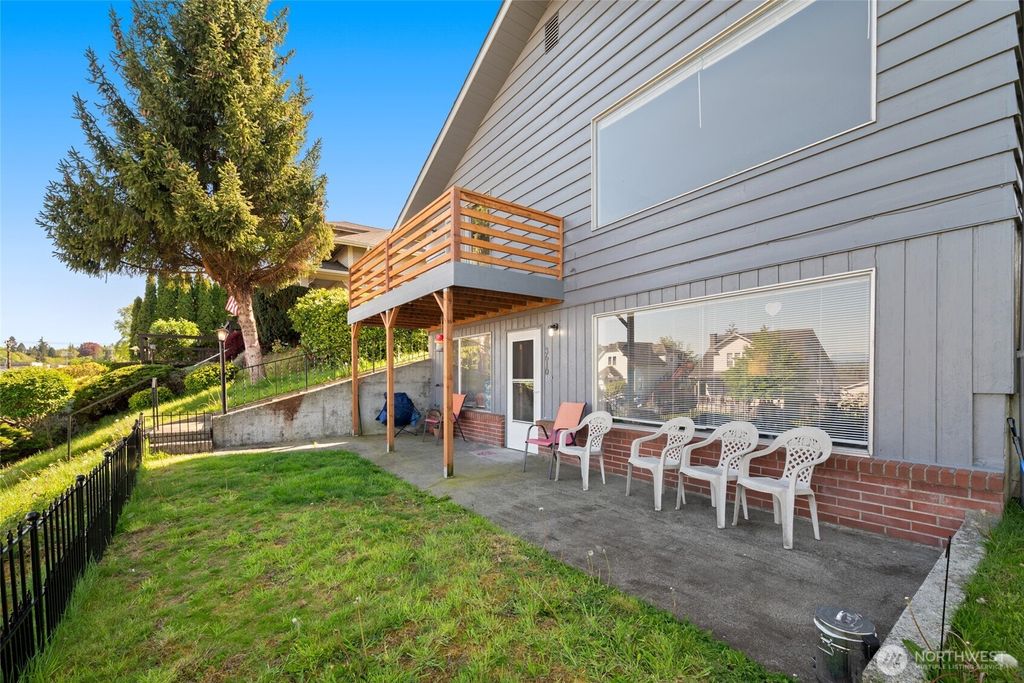 Photo of 3610 Oakes Avenue, Everett, WA 98201 (MLS # 2369619)