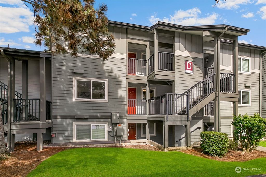 Photo of 11112 NE 124th Lane #D214, Kirkland, WA 98034 (MLS # 2048752)