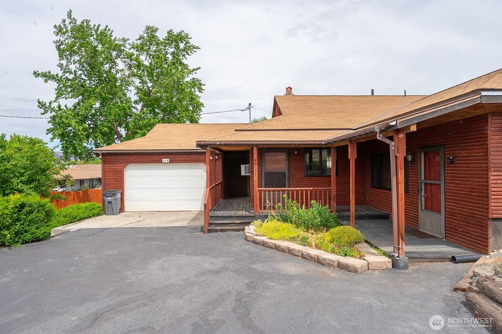 Photo of 618 1st Avenue NE, Soap Lake, WA 98848 (MLS # 2525028)