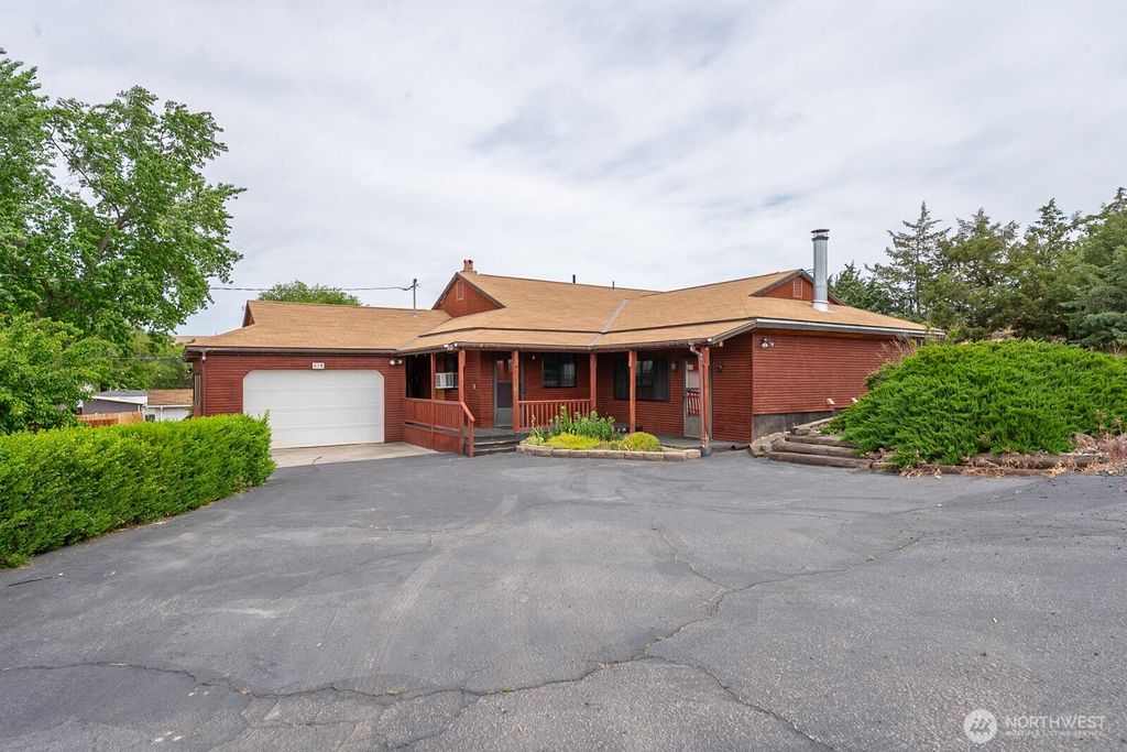 Photo of 618 1st Avenue NE, Soap Lake, WA 98848 (MLS # 2525028)