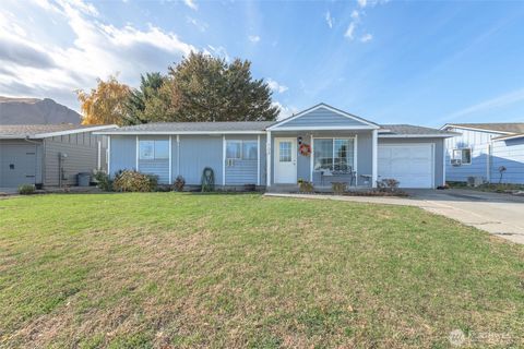 Photo of 704 Cherry Court, Wenatchee, WA 98801 (MLS # 2449683)