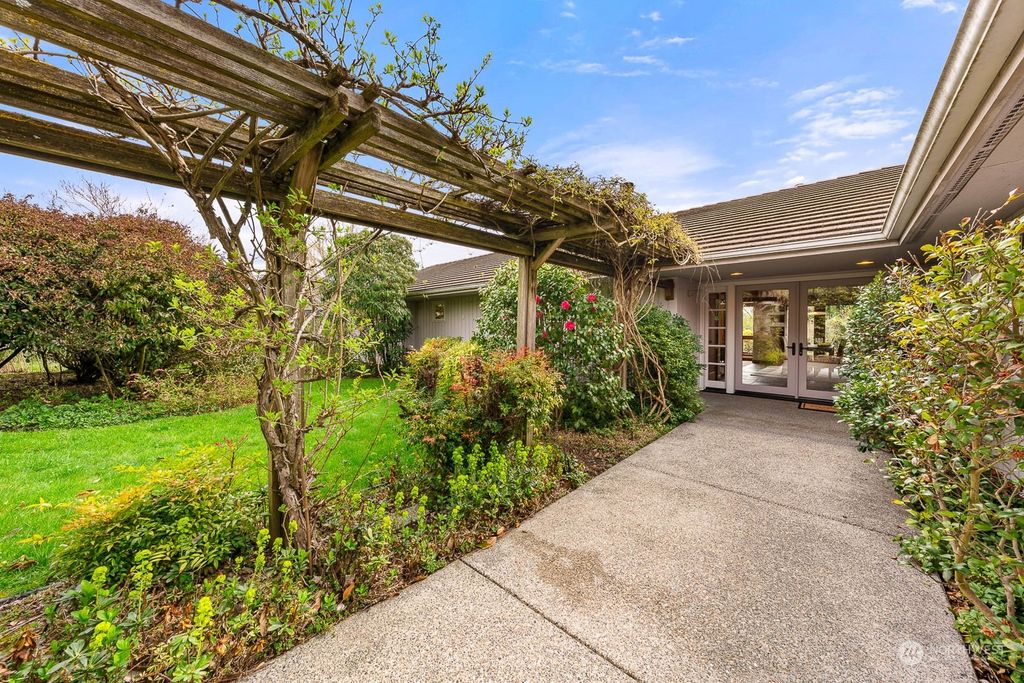 Photo of 9815 Vineyard Crest Crst, Bellevue, WA 98004 (MLS # 2215574)