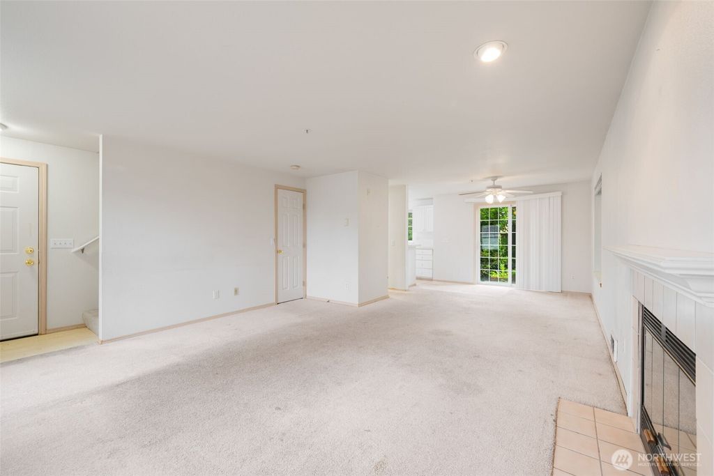 Photo of 1160 MONROE Avenue NE #B-4, Renton, WA 98056 (MLS # 2392195)
