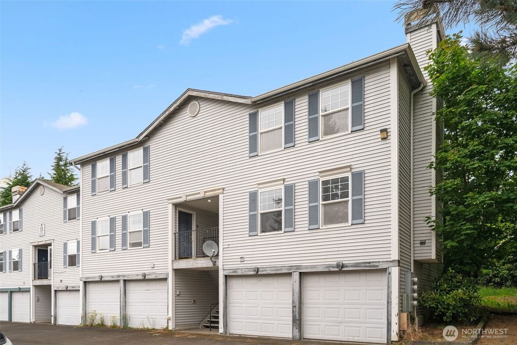Photo of 1160 MONROE Avenue NE #B-4, Renton, WA 98056 (MLS # 2392195)
