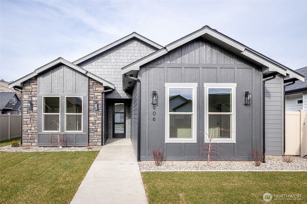 Photo of 906 Racine Springs Drive, Wenatchee, WA 98801 (MLS # 2468389)