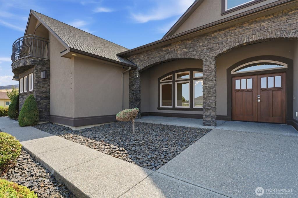 Photo of 2303 W 49TH Avenue, Kennewick, WA 99337 (MLS # 2572998)