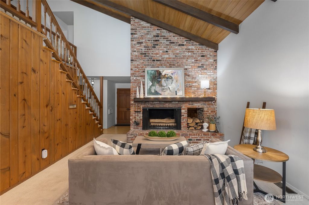 Photo of 16521 NE 1st Place, Bellevue, WA 98008 (MLS # 2468833)