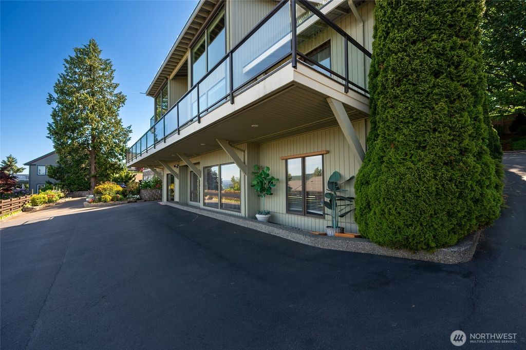 Photo of 3911 NE 158th Lane, Lake Forest Park, WA 98155 (MLS # 2371191)