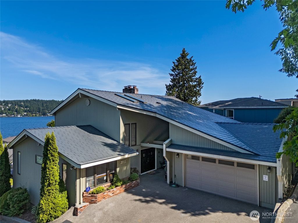 Photo of 3911 NE 158th Lane, Lake Forest Park, WA 98155 (MLS # 2371191)