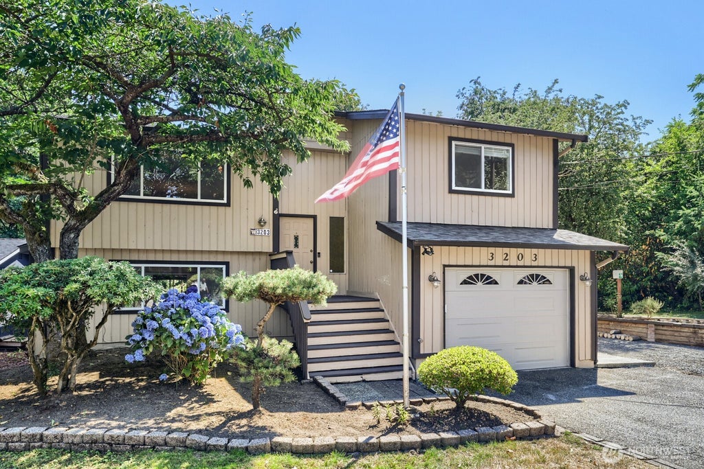 Photo of 3203 NE 195th St ST, Lake Forest Park, WA 98155 (MLS # 2560440)