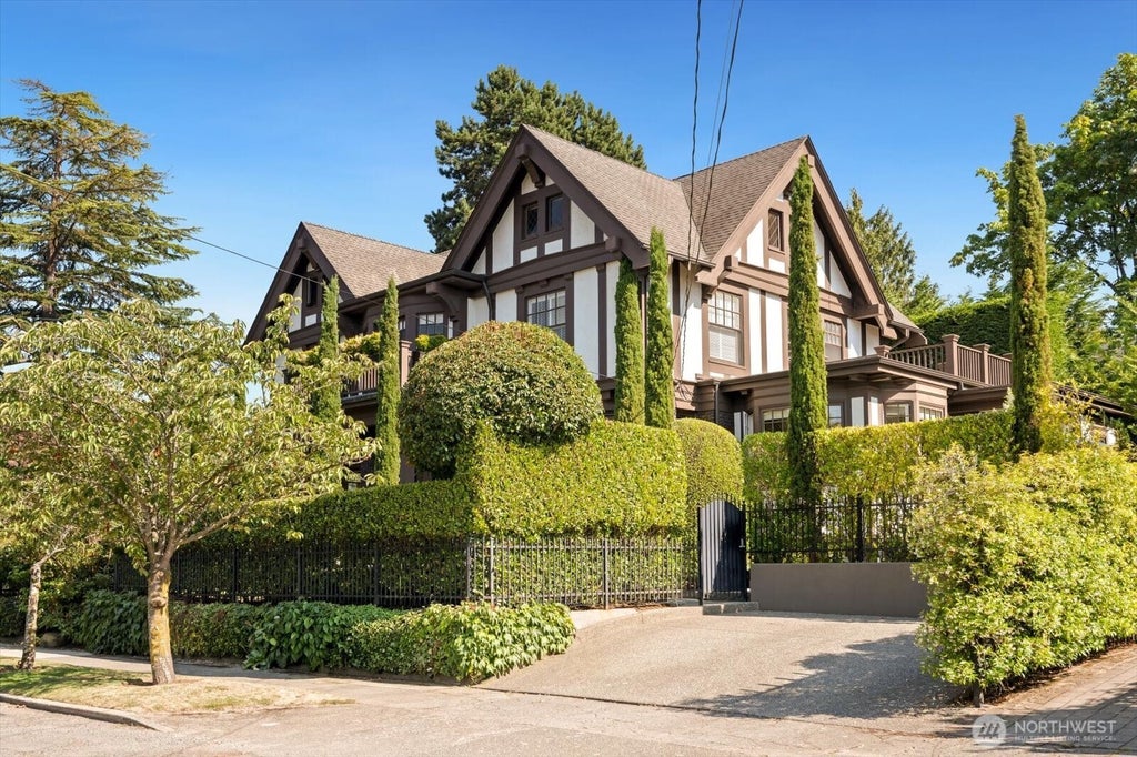 Photo of 1215 E Lynn Street, Seattle, WA 98012 (MLS # 2537983)
