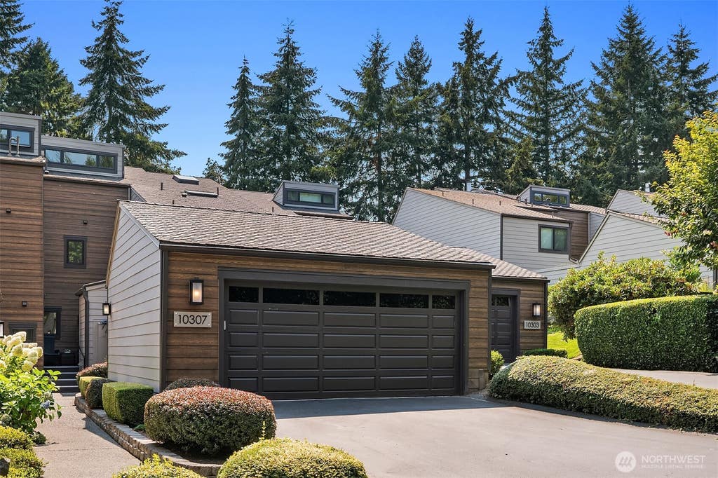 Photo of 10307 NE 19th Place #B3, Bellevue, WA 98004 (MLS # 2566663)