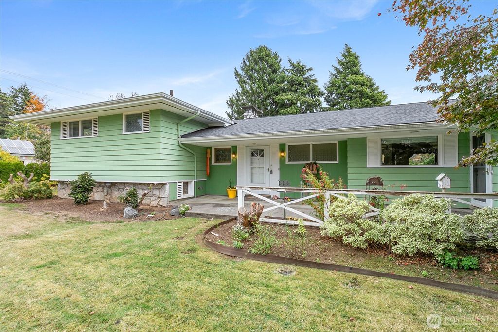 Photo of 2434 Spruce Street, Bellingham, WA 98225 (MLS # 2446384)