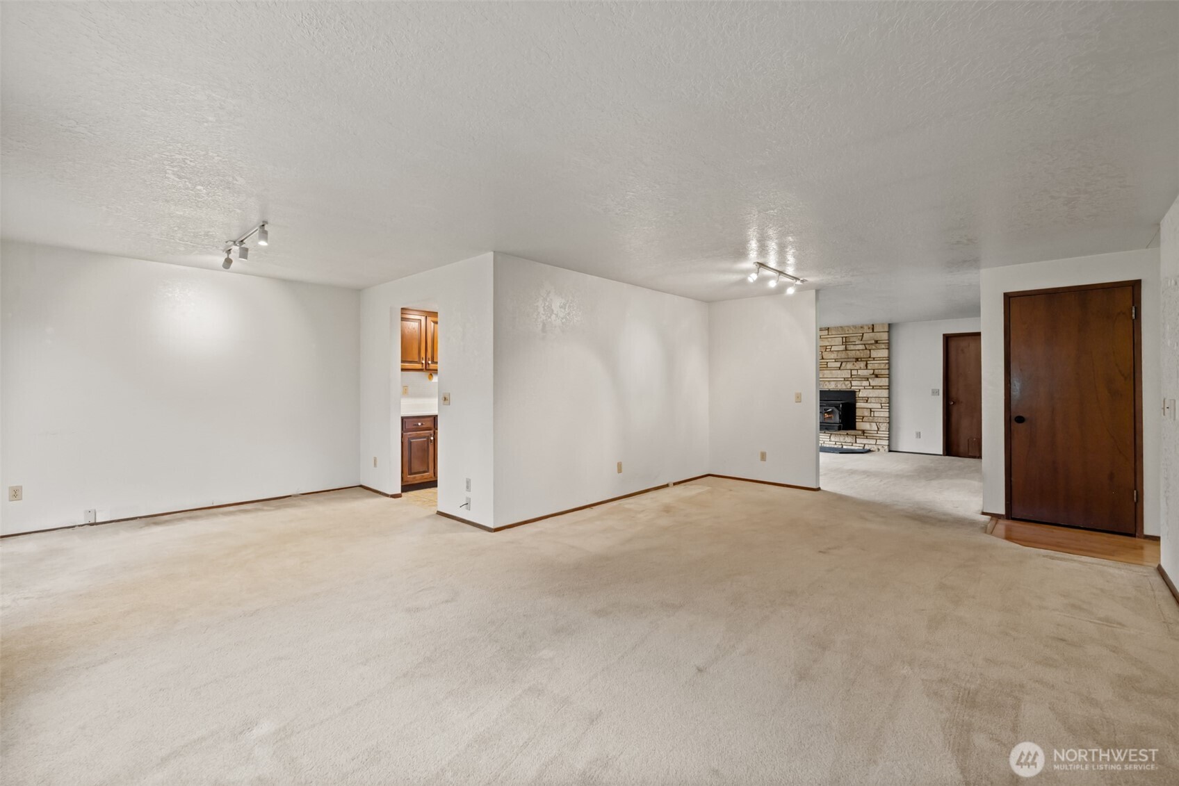 210 E Hawthorne Place