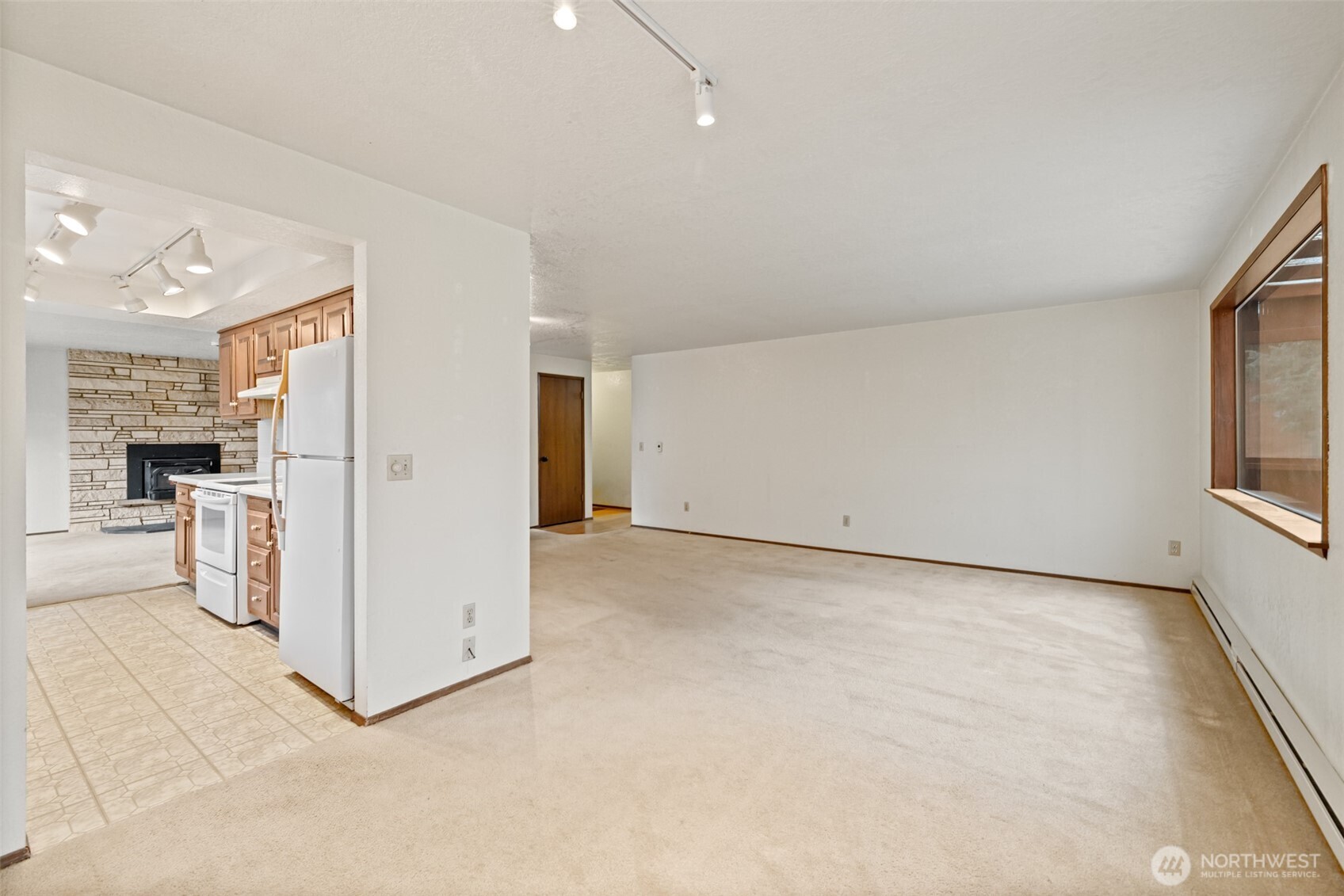 210 E Hawthorne Place