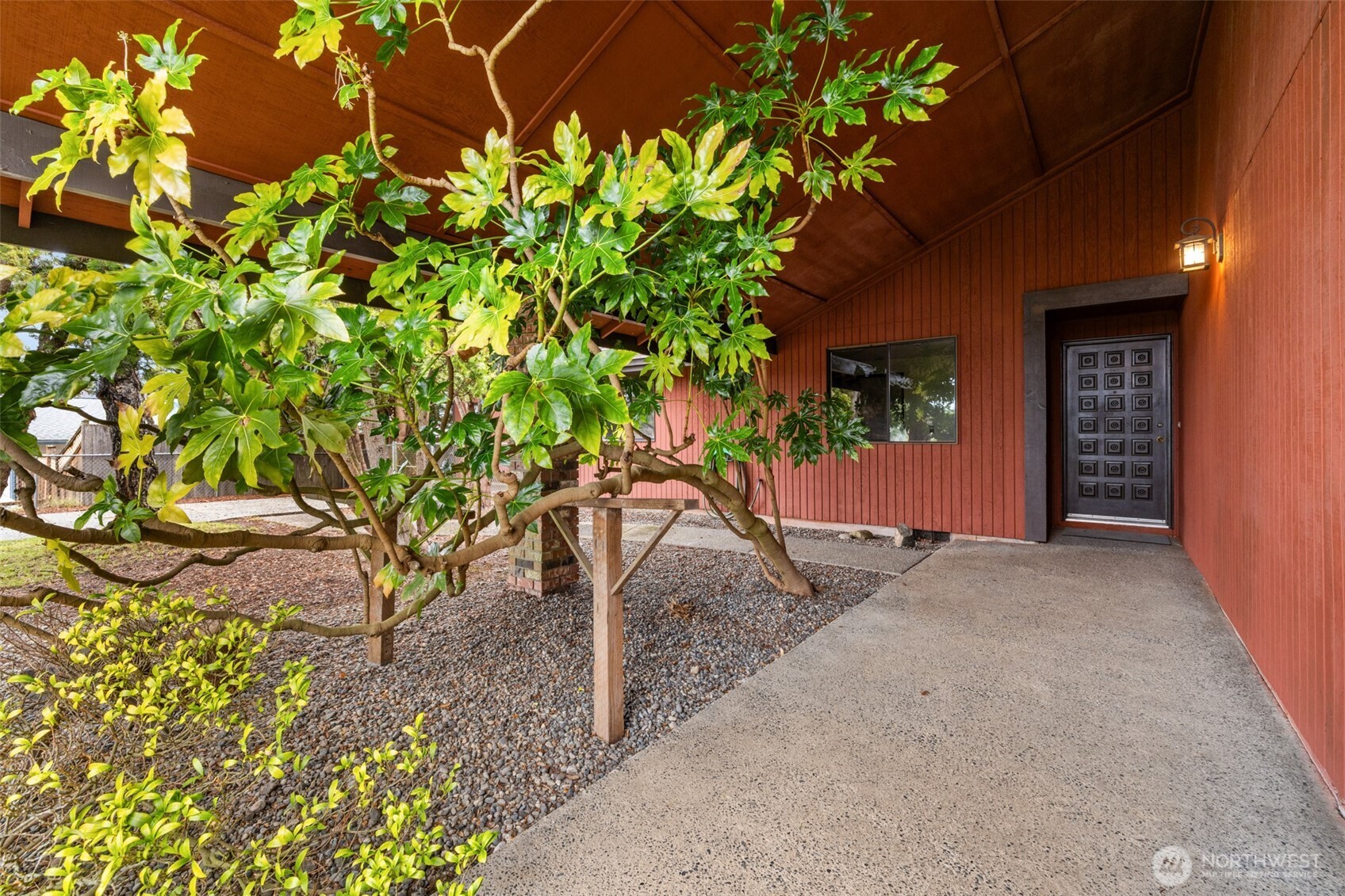 210 E Hawthorne Place