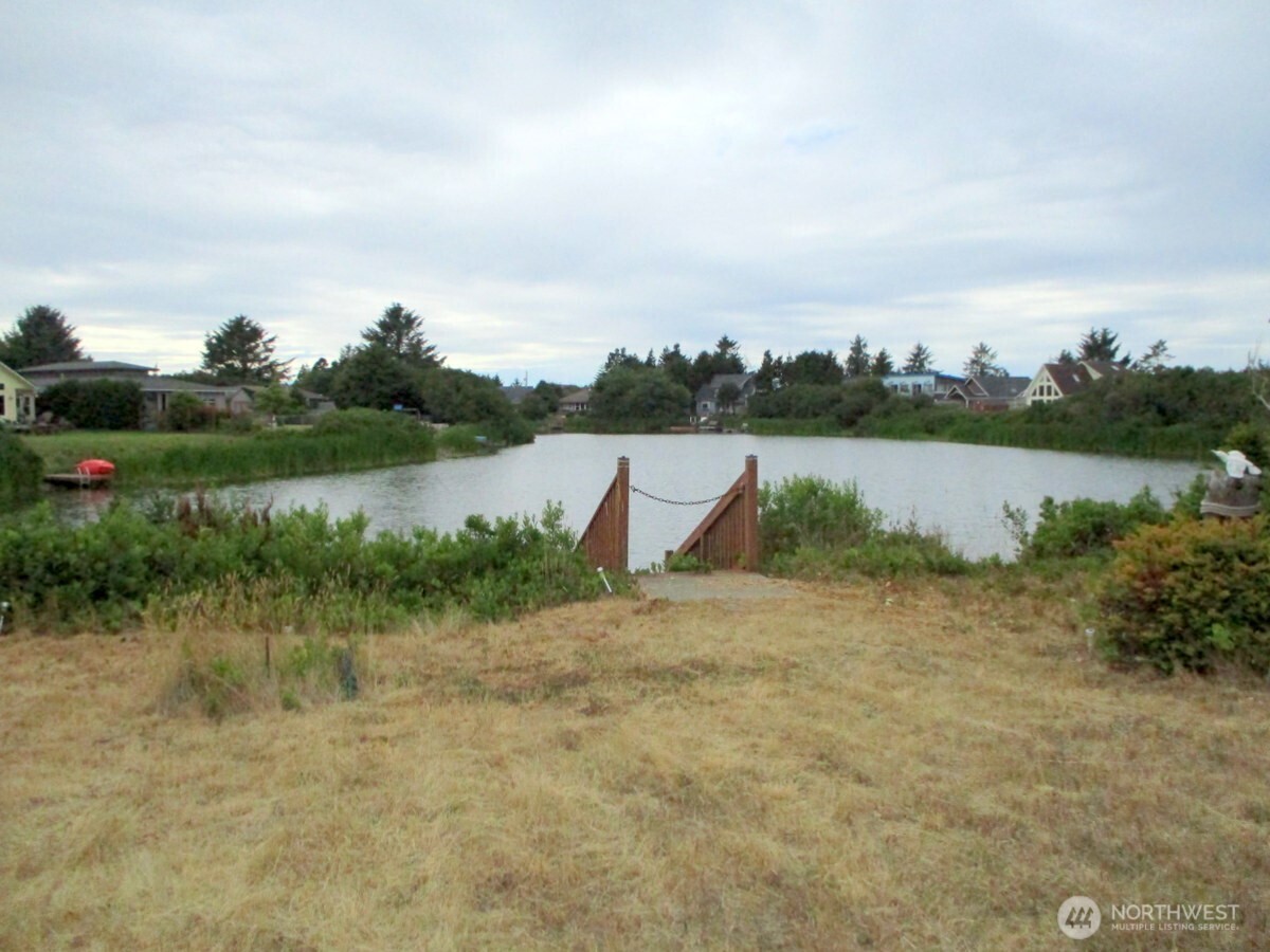 212 S Razor Clam Dr SW