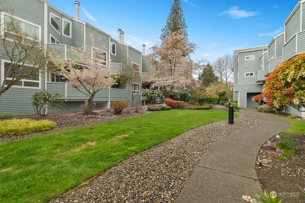 Photo of 21925 7th Avenue S #101, Des Moines, WA 98198 (MLS # 2057897)