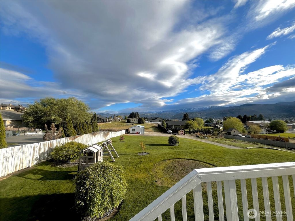 Photo of 210 25th Street NE, East Wenatchee, WA 98802 (MLS # 2513557)