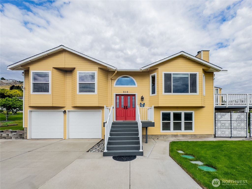 Photo of 210 25th Street NE, East Wenatchee, WA 98802 (MLS # 2513557)