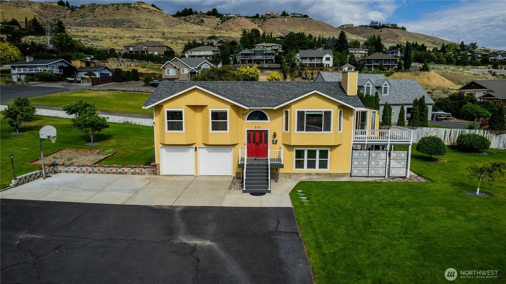 Photo of 210 25th Street NE, East Wenatchee, WA 98802 (MLS # 2513557)
