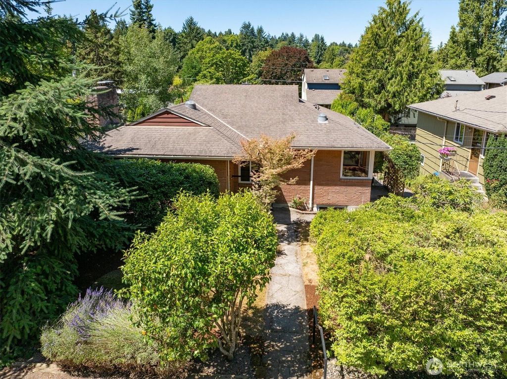 Photo of 9743 46th Avenue NE, Seattle, WA 98115 (MLS # 2408097)