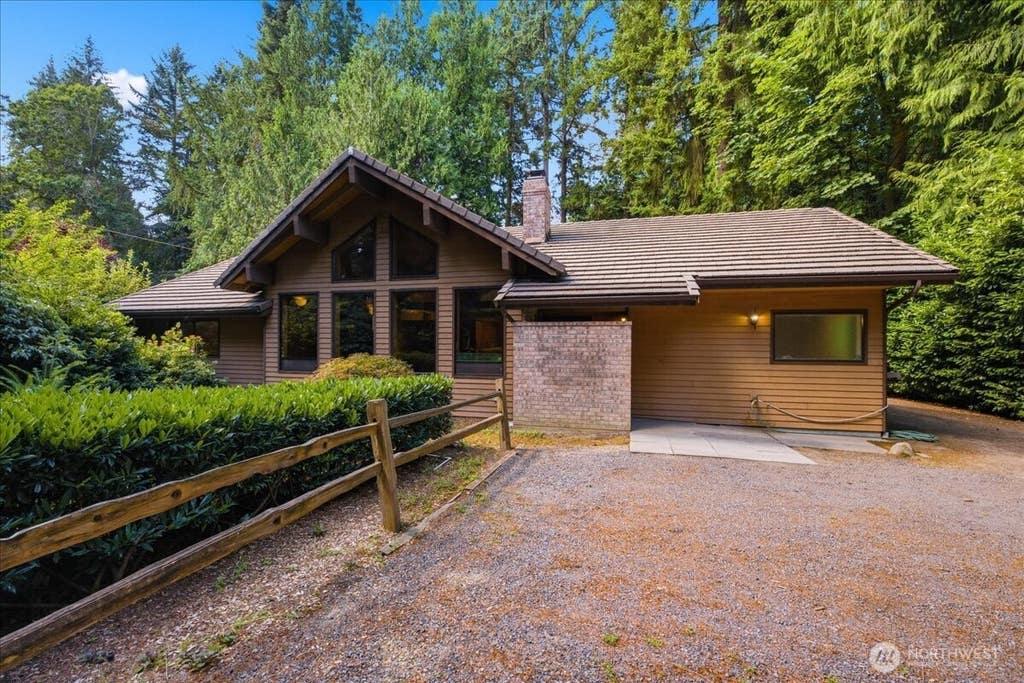 Photo of 18461 Ballinger Way NE, Lake Forest Park, WA 98155 (MLS # 2560624)