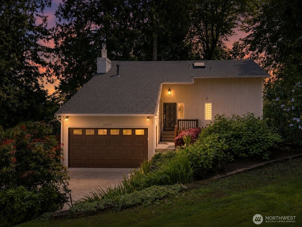Photo of 22713 NE 12th Place, Sammamish, WA 98074 (MLS # 2522875)
