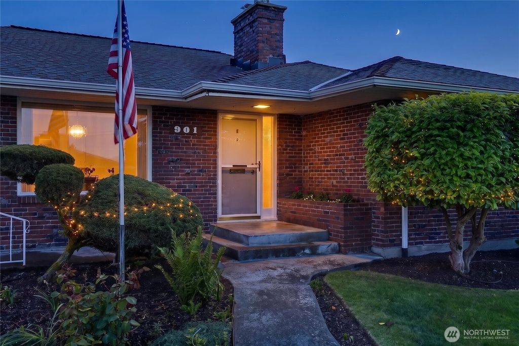Photo of 901 Rucker Avenue, Everett, WA 98201 (MLS # 2511058)