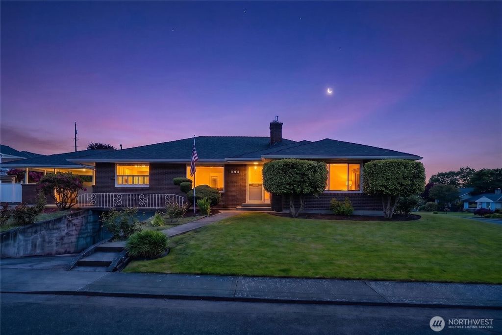 Photo of 901 Rucker Avenue, Everett, WA 98201 (MLS # 2511058)