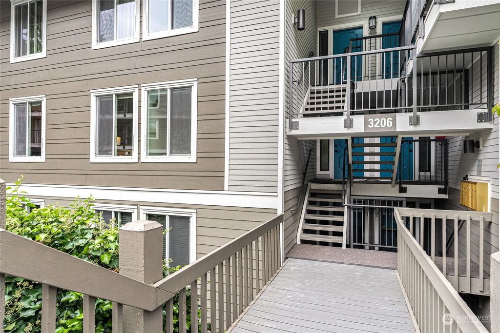 Photo of 3206 80th Avenue SE #3A, Mercer Island, WA 98040 (MLS # 1997206)