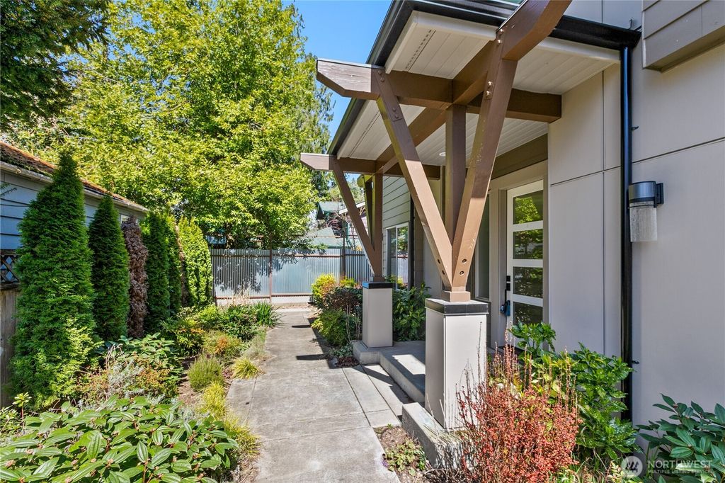 Photo of 10546 20th Avenue NE, Seattle, WA 98125 (MLS # 2506048)