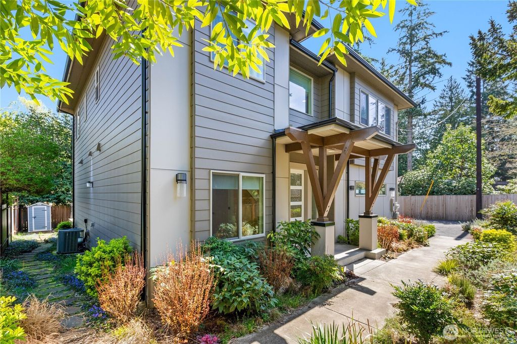 Photo of 10546 20th Avenue NE, Seattle, WA 98125 (MLS # 2506048)