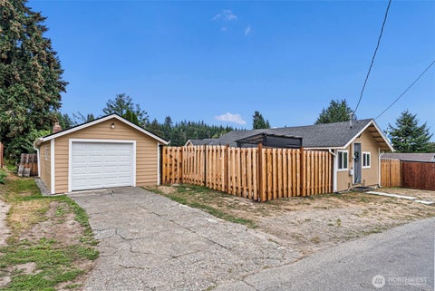 Photo of 3018 Hollywood Avenue NE, Bremerton, WA 98310 (MLS # 2584301)