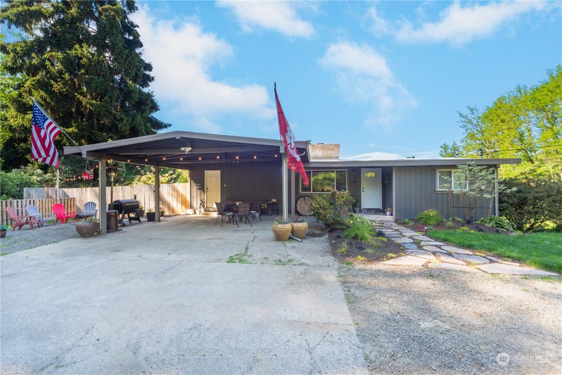 305 NE Waaga Way