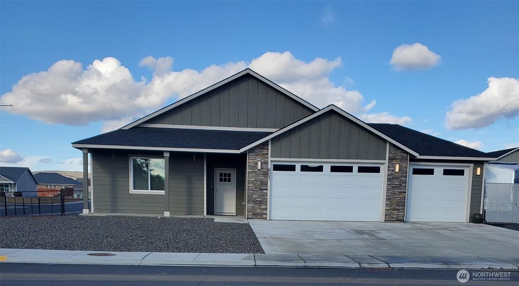 Photo of 907 NE 5th Avenue, Ephrata, WA 98823 (MLS # 2486202)