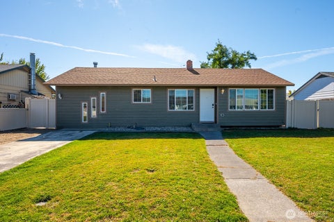 Photo of 719 W Loop Drive, Moses Lake, WA 98837 (MLS # 2589949)